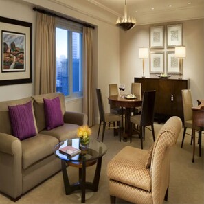 Suite – executive, 1 soverom | Oppholdsområde | TV og filmkjøp