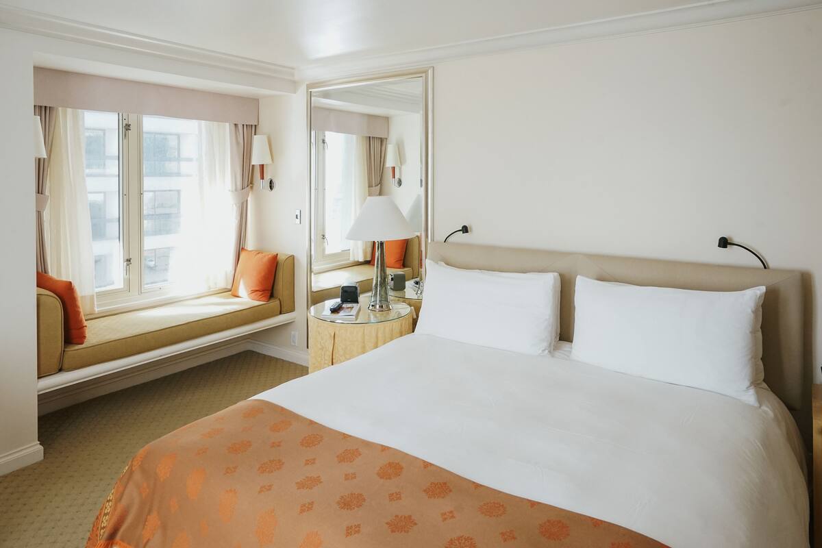 Premium bedding, minibar, in-room safe, desk