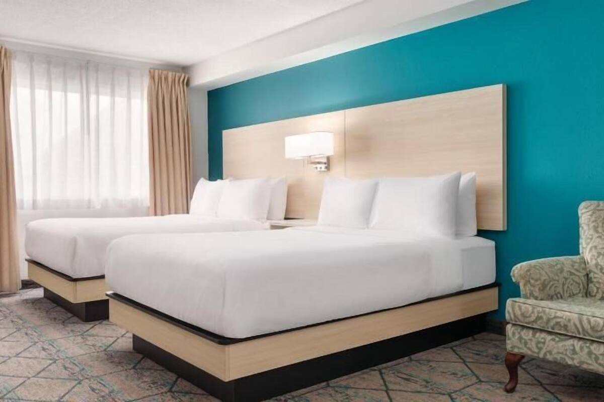 Escritorio y espacio para trabajar con laptop