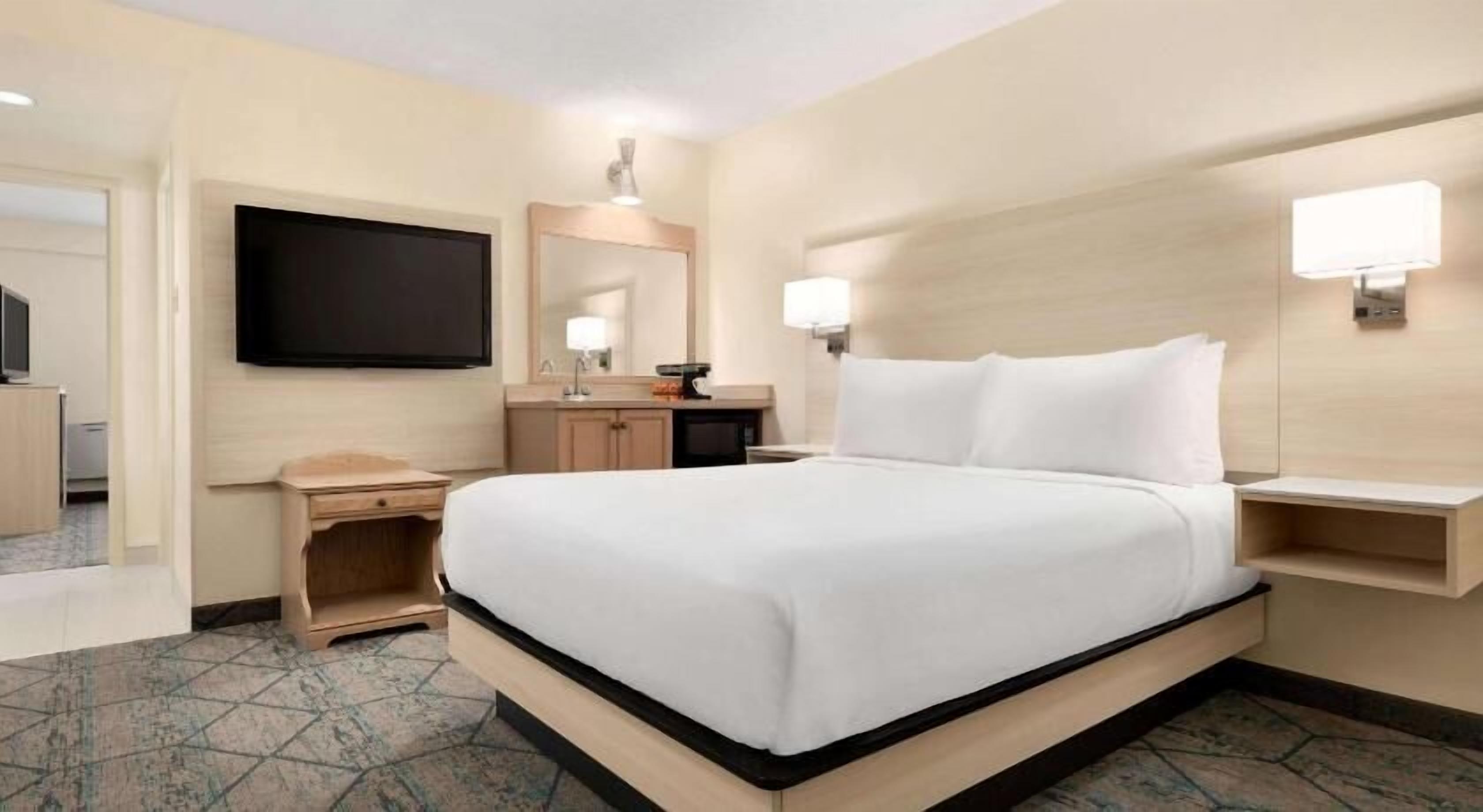 デスク、ノートパソコン用作業スペース、アイロン / アイロン台、WiFi (無料)