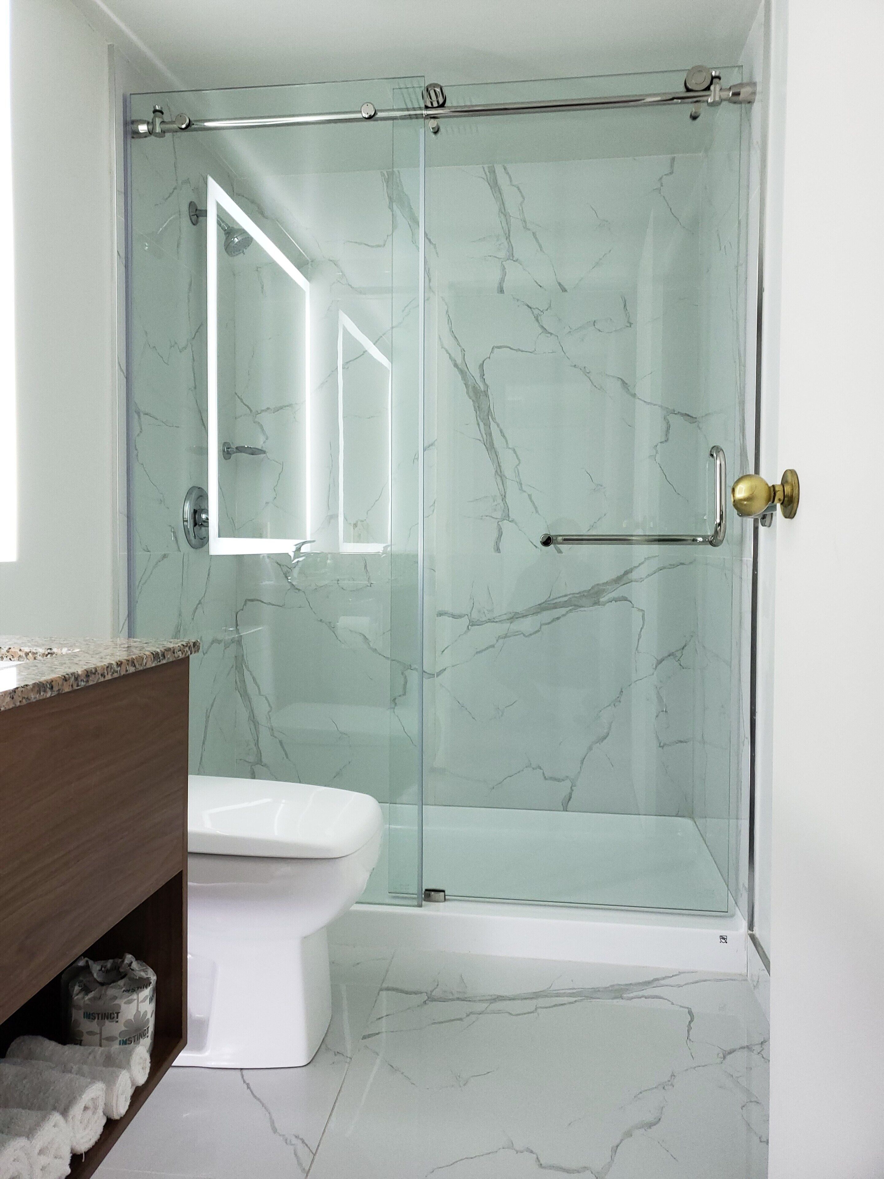 combined shower/bathtub, free toiletries, hair dryer, towels