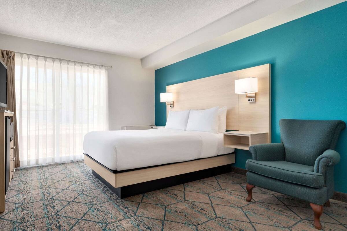 Desk, laptop workspace, iron/ironing board, free WiFi