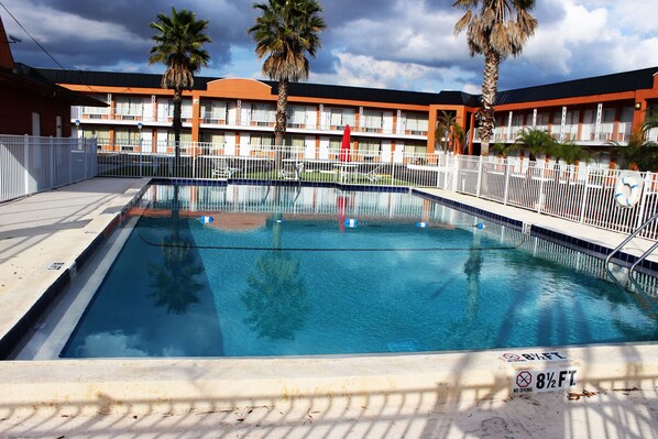 Una piscina al aire libre