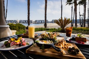 Petit-déjeuner et déjeuner servis sur place, restauration en plein air 