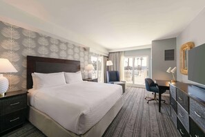 เครื่องนอนระดับพรีเมียม, ตู้นิรภัยในห้องพัก, โต๊ะทำงาน