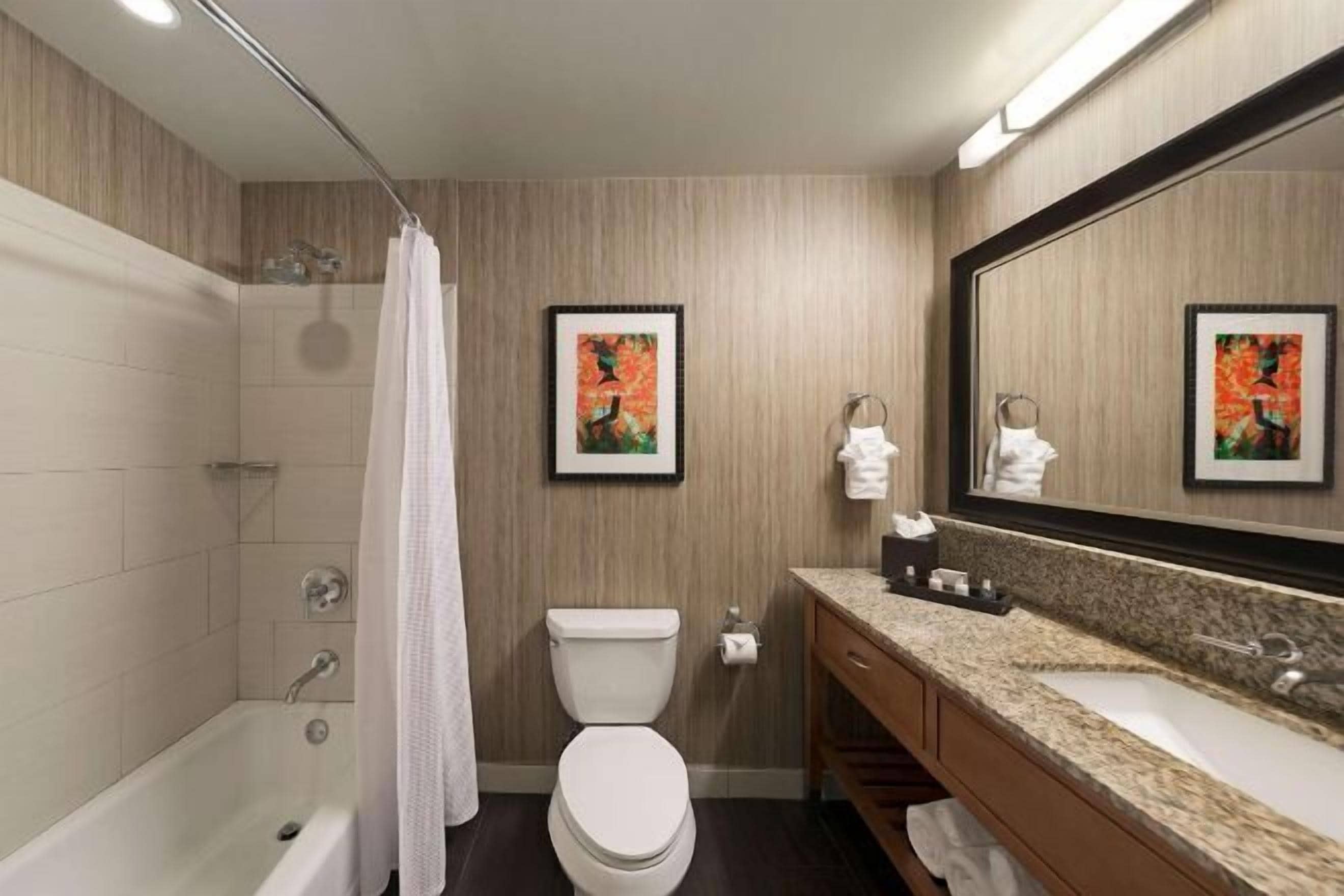 Badezimmer | Duschwanne, kostenlose Toilettenartikel, Haartrockner, Handtücher