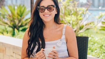 Se sirven desayunos, comidas y cenas con mesas al aire libre