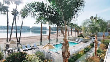 Piscine extérieure, chaises longues