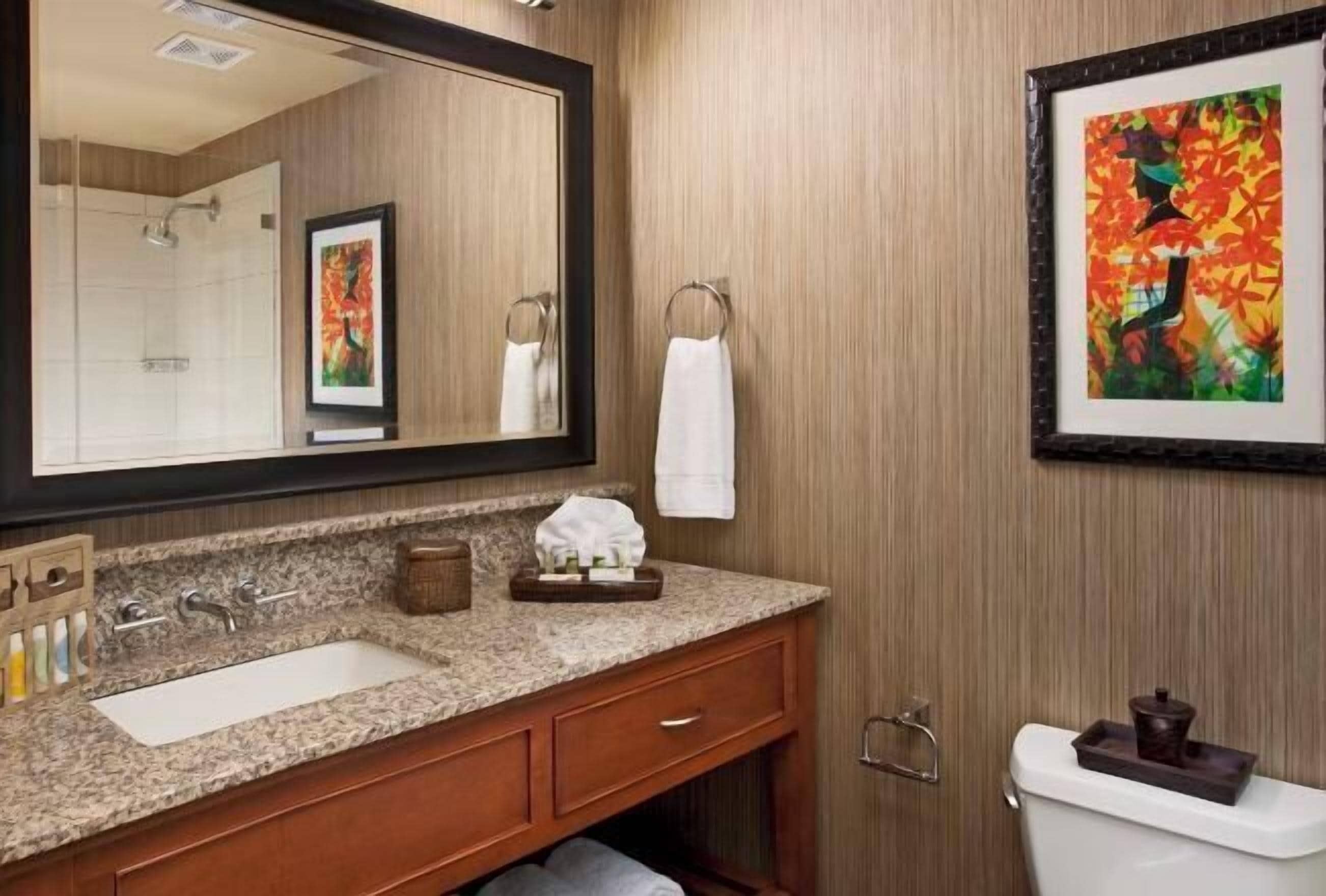 Badezimmer | Duschwanne, kostenlose Toilettenartikel, Haartrockner, Handtücher