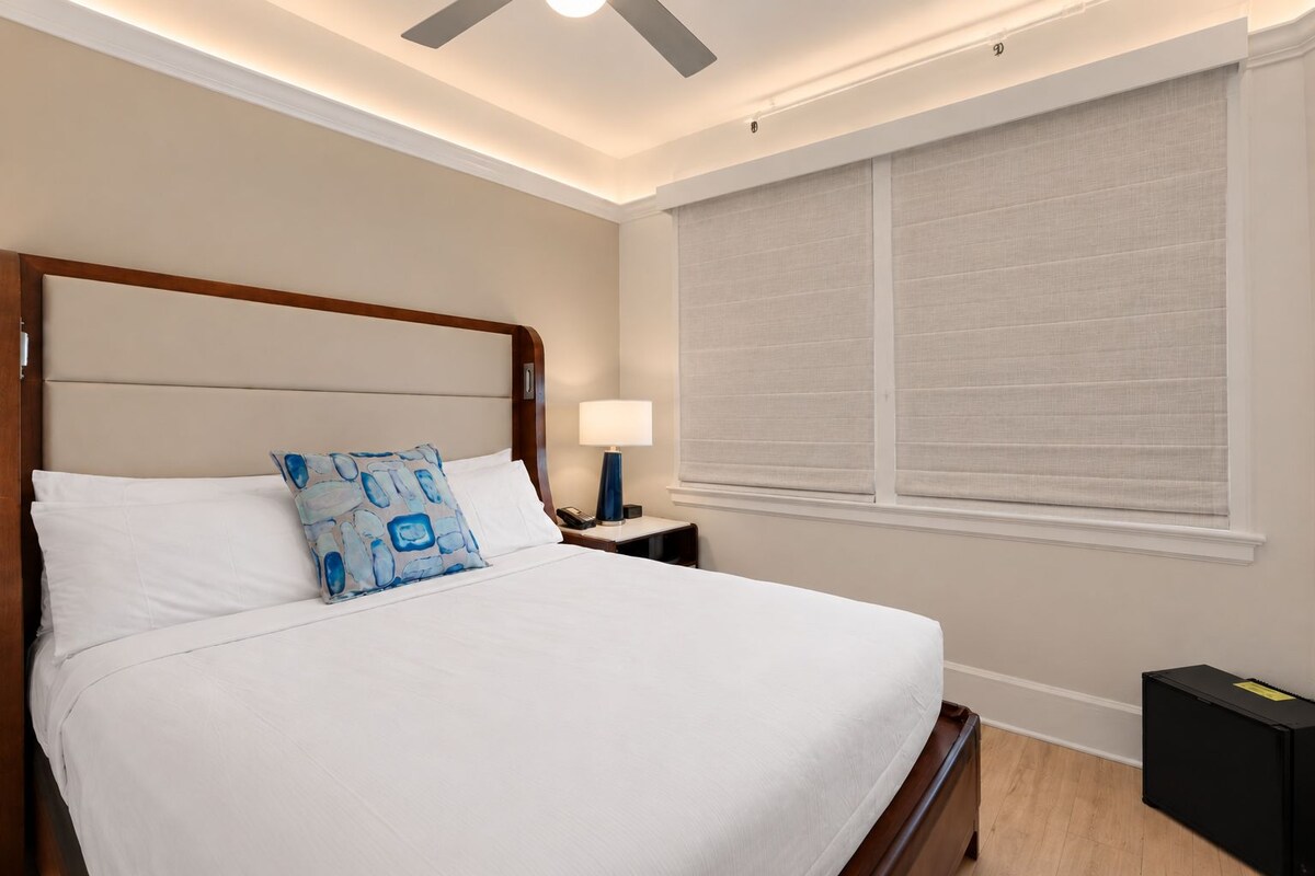 Economy Room, 1 King Bed | Premium bedding, down comforters, WiFi (free), bed sheets