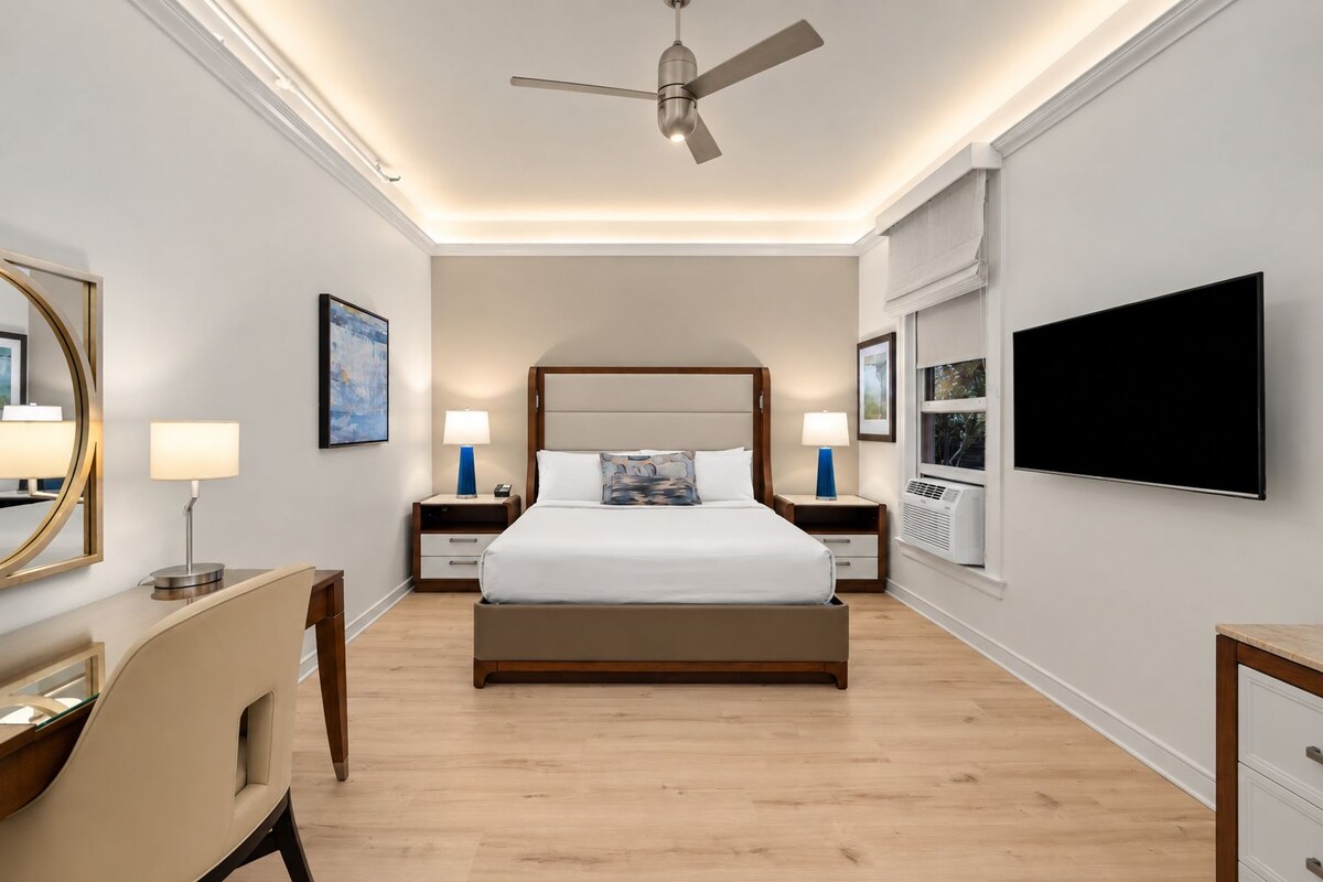Premium Room, 1 King Bed | Premium bedding, down comforters, WiFi (free), bed sheets