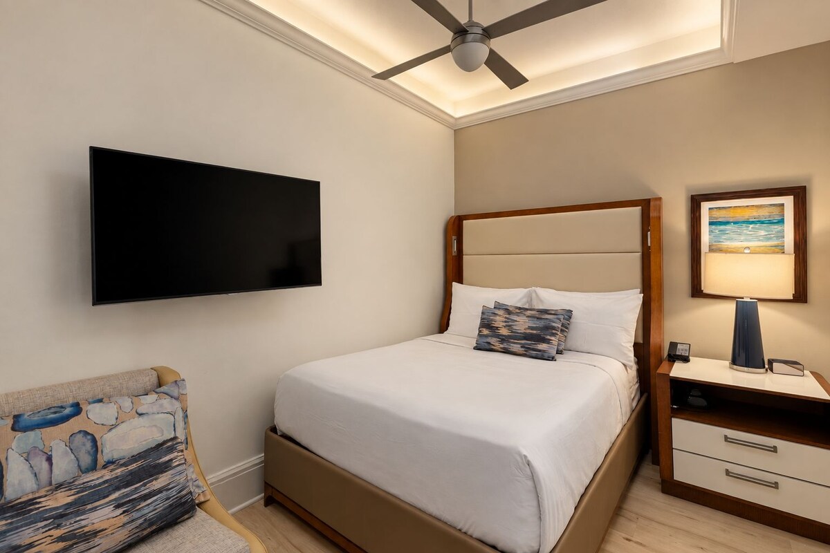 Comfort Room, 1 Queen Bed | Premium bedding, down comforters, WiFi (free), bed sheets