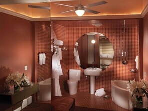Combined shower/bathtub, rainfall showerhead, designer toiletries
