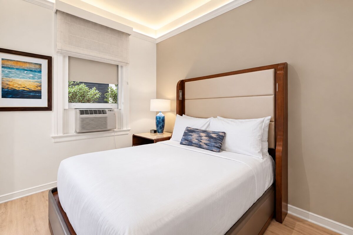 Deluxe Room, 1 Queen Bed | Premium bedding, down comforters, WiFi (free), bed sheets