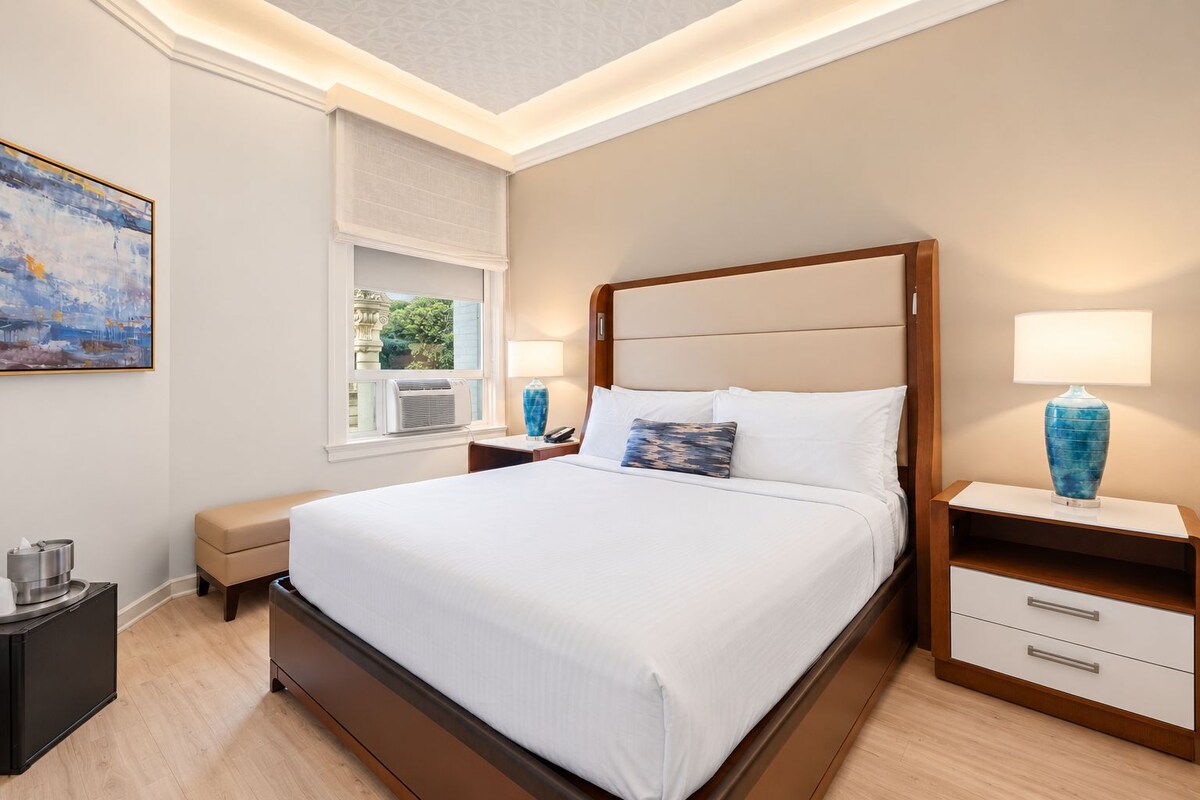 Deluxe Room, 1 King Bed | Premium bedding, down comforters, WiFi (free), bed sheets