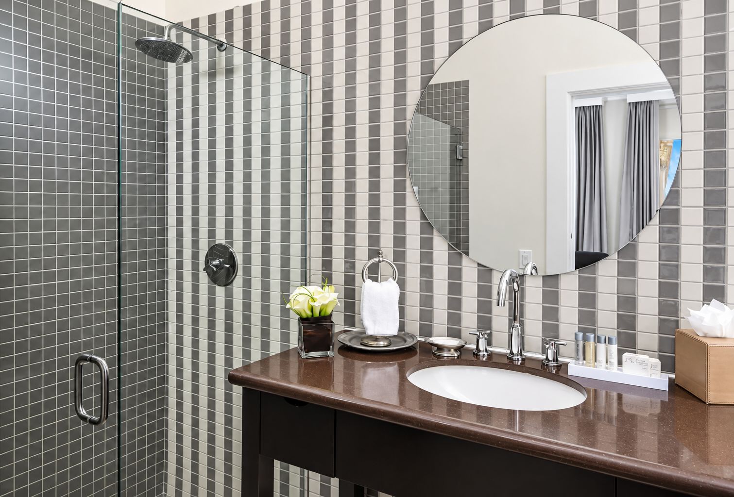 Combined shower/tub, rainfall showerhead, free toiletries, towels
