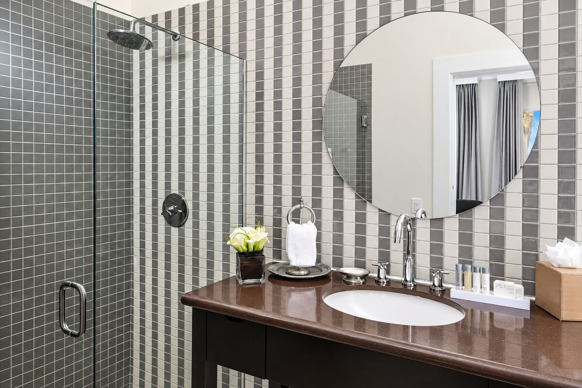 Combined shower/tub, rainfall showerhead, free toiletries, towels