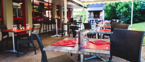 Serveert ontbijt, lunch, diner, regionale gerechten