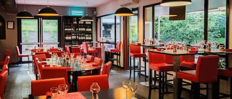 Frokost, lunsj og middag serveres, regionale retter