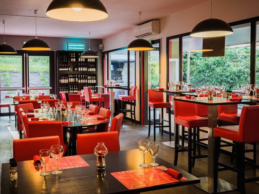 Breakfast, lunch, dinner served; Regional cuisine