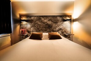 Dobbeltrom | Senger med Select Comfort-madrass, skrivebord og blendingsgardiner