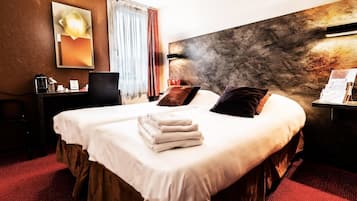 Værelse med 2 enkeltsenge | Select Comfort-senge, skrivebord, mørklægningsgardiner, lydisolering