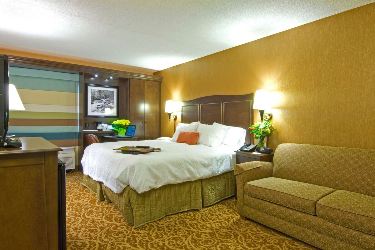 Premium bedding, pillowtop beds, in-room safe, iron/ironing board