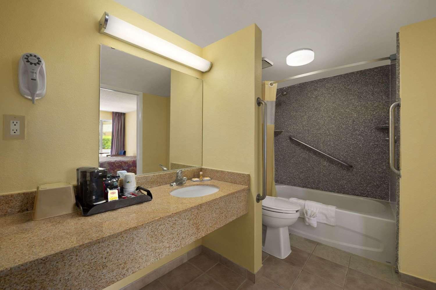 Bañera con ducha, secador de pelo, toallas