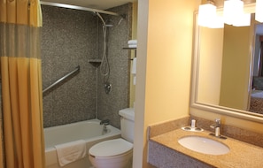 Ensemble douche/baignoire, sèche-cheveux, serviettes fournies