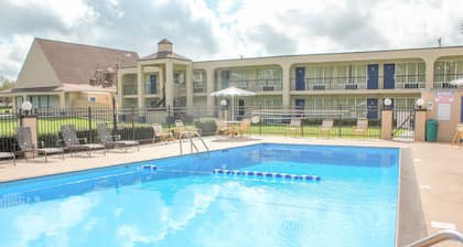 Rose Garden Inn & Suites