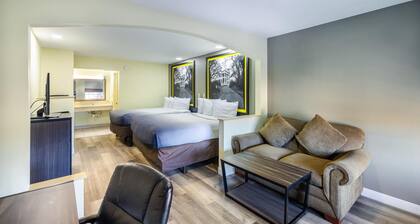 Super 8 by Wyndham Jackson MS Near the Fairgrounds