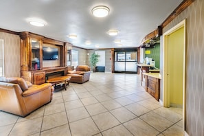 Coin salon dans le hall