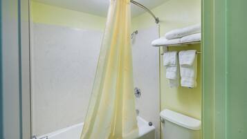 Combined shower/bathtub, free toiletries, hair dryer, towels