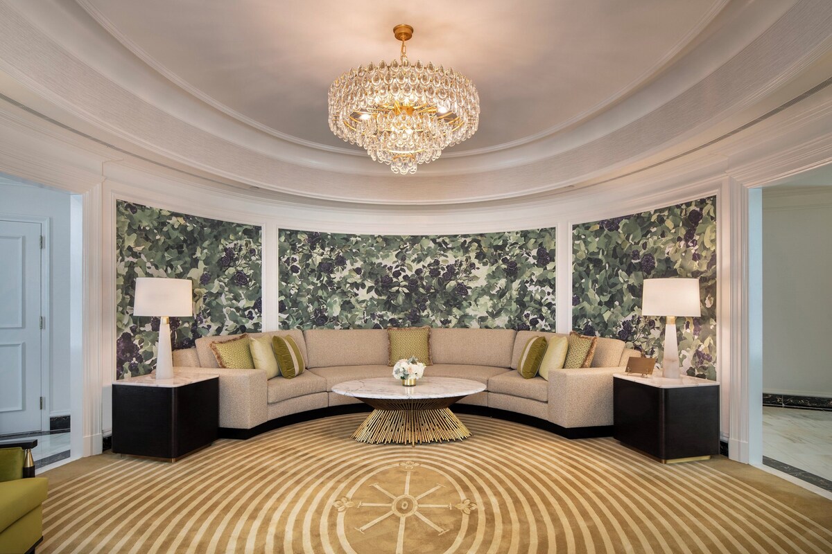 Suite, 1 King Bed (Oval, Washington Monument View)
