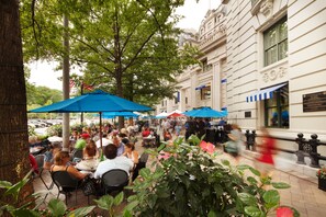 Déjeuner, dîner et souper servis sur place, restaurant en plein air 