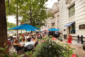 Petit-déjeuner et déjeuner servis sur place, restauration en plein air 