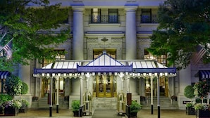 A grand hotel entrance with a marquee sign, large columns, and a symmetrical facade. - Willard InterContinental Washington by IHG (Washington)