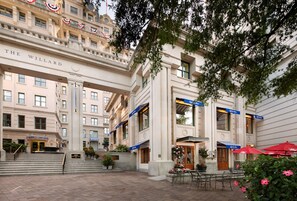 Déjeuner, dîner et souper servis sur place, restaurant en plein air 