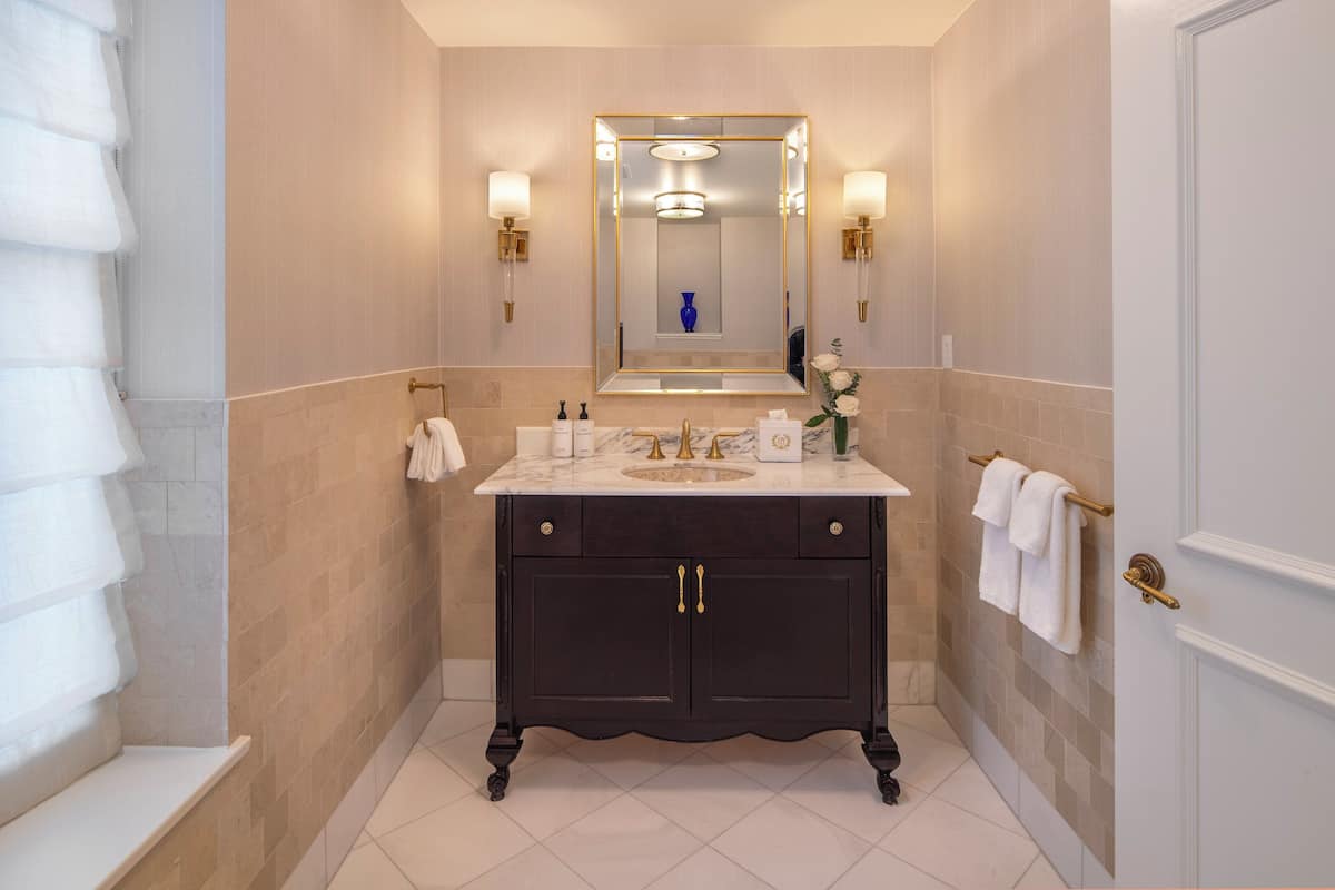 Suite, 1 King-Bett (Abraham Lincoln) | Badezimmer | Duschwanne, Designer-Toilettenartikel, Haartrockner, Bademäntel