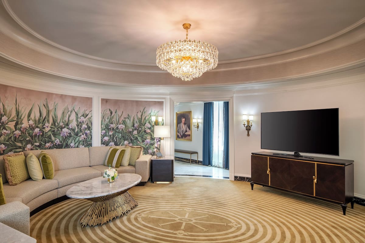 Suite, 1 King Bed (Oval, Washington Monument View)