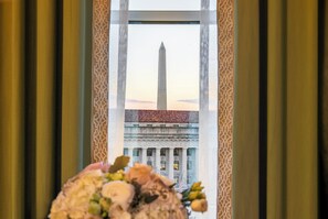 Suite, 1 King-Bett (Oval, Washington Monument View) | Bettwäsche aus ägyptischer Baumwolle, hochwertige Bettwaren