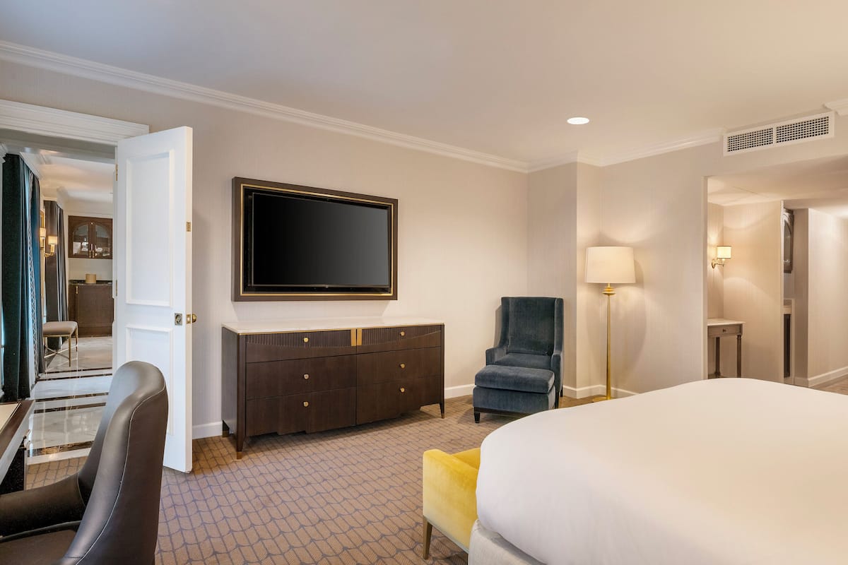 Suite, 1 King-Bett (Oval, Washington Monument View) | 1 Schlafzimmer, Bettwäsche aus ägyptischer Baumwolle
