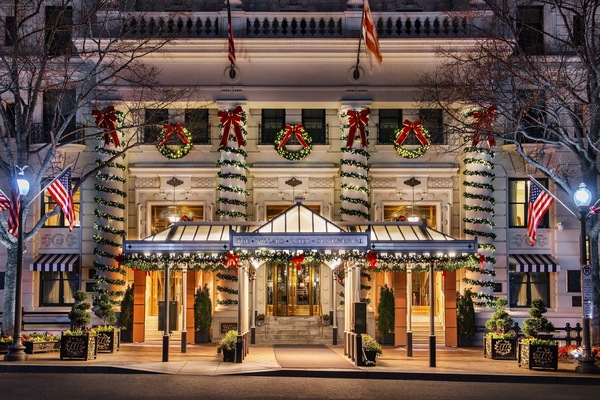 Fachada de la propiedad por la tarde o noche