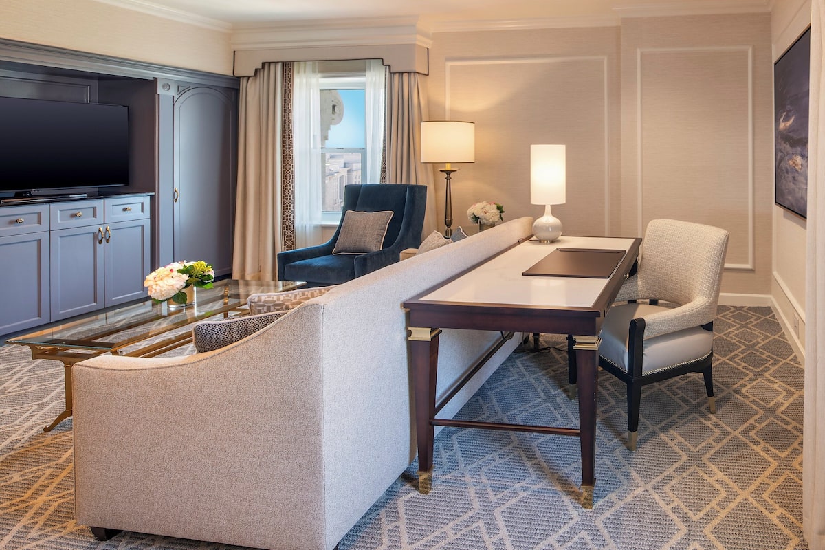 Suite, 1 Schlafzimmer, Stadtblick | 1 Schlafzimmer, Bettwäsche aus ägyptischer Baumwolle