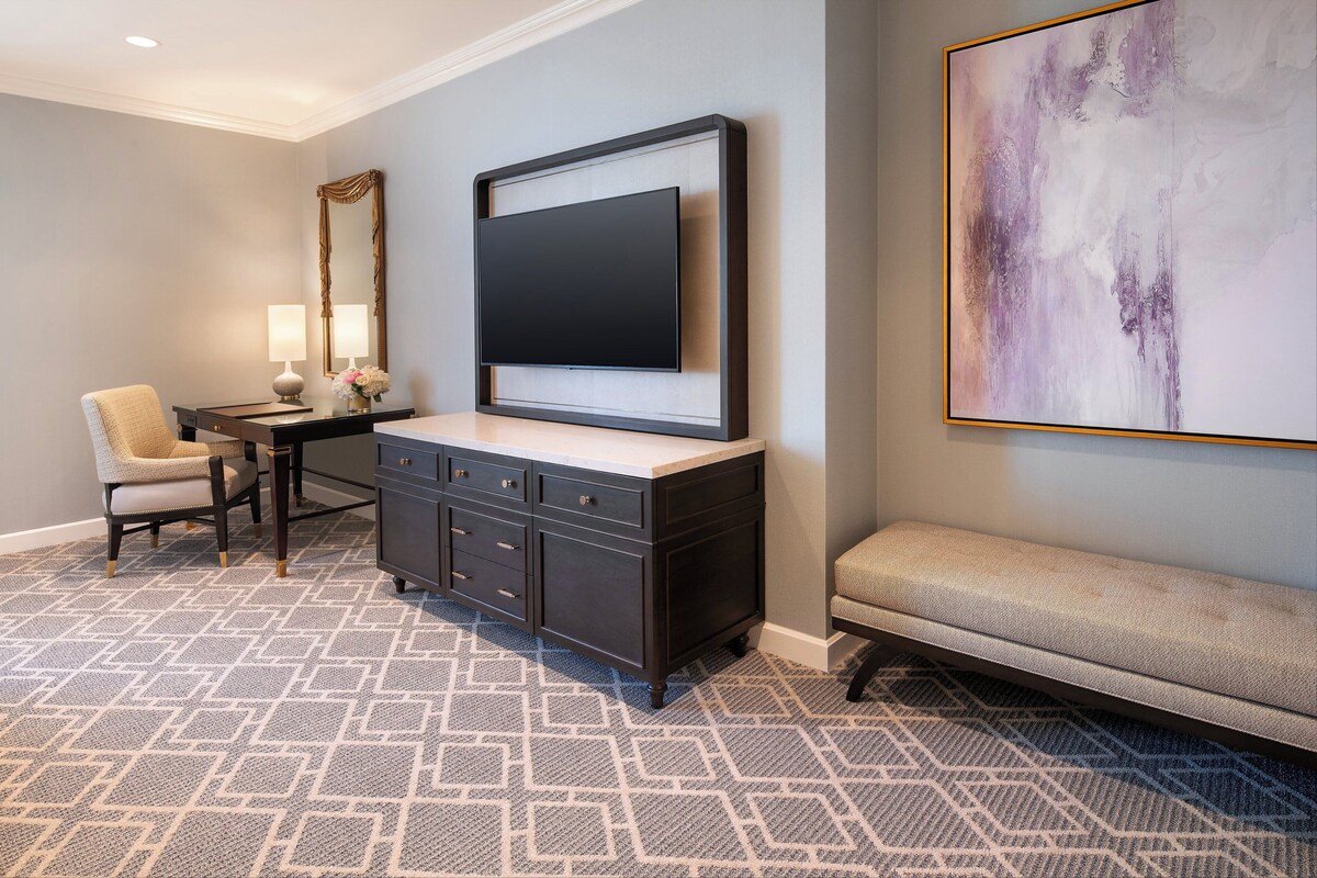 Classic Room, 2 Queen Beds, Accessible (Accessible Tub)