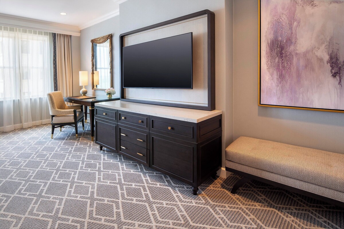 Egyptian cotton sheets, premium bedding, Tempur-Pedic beds, minibar