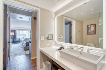Designer toiletries, hair dryer, slippers, towels at Hotel Nikko San Francisco