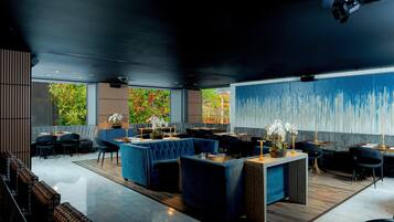 2 restaurants; breakfast and dinner served