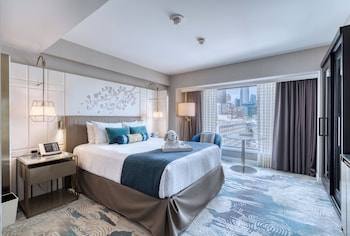 Deluxe Room, 1 Queen Bed, Accessible | Hypo-allergenic bedding, down comforters, pillowtop beds, minibar at Hotel Nikko San Francisco