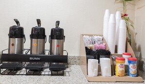 En kaffestation med kaffemaskiner fra Bunn, engangskopper og kaffefløde fra Nestle Coffee-Mate.